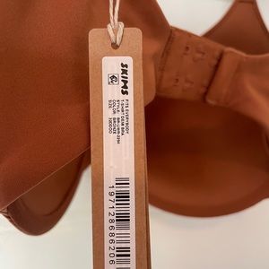 NWT skims T-shirt bra